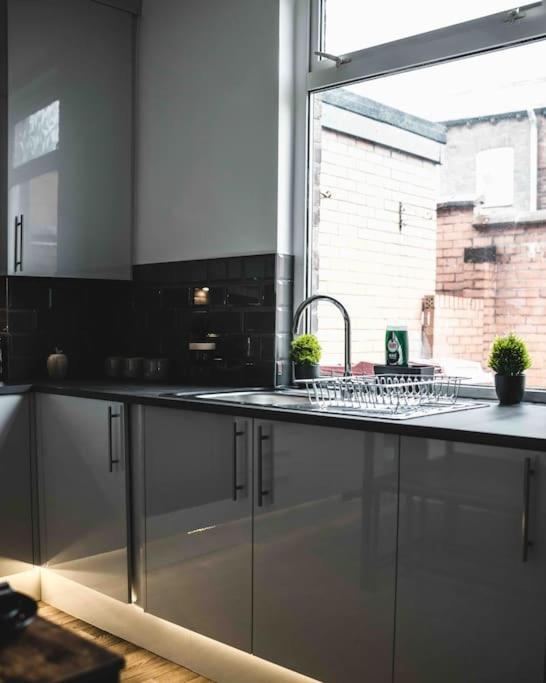 Comfortable Home In Bolton Farnworth エクステリア 写真