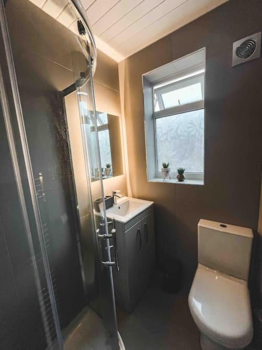 Comfortable Home In Bolton Farnworth エクステリア 写真