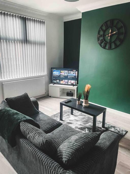 Comfortable Home In Bolton Farnworth エクステリア 写真