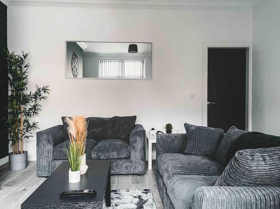 Comfortable Home In Bolton Farnworth エクステリア 写真