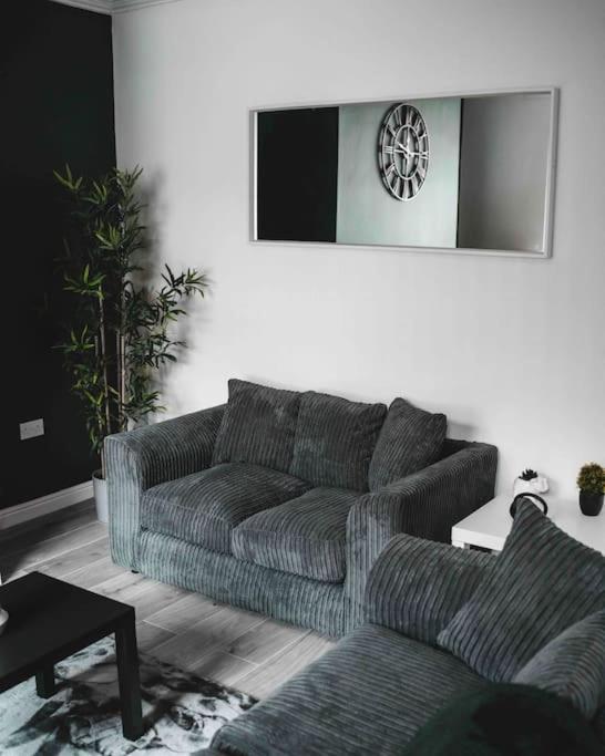 Comfortable Home In Bolton Farnworth エクステリア 写真