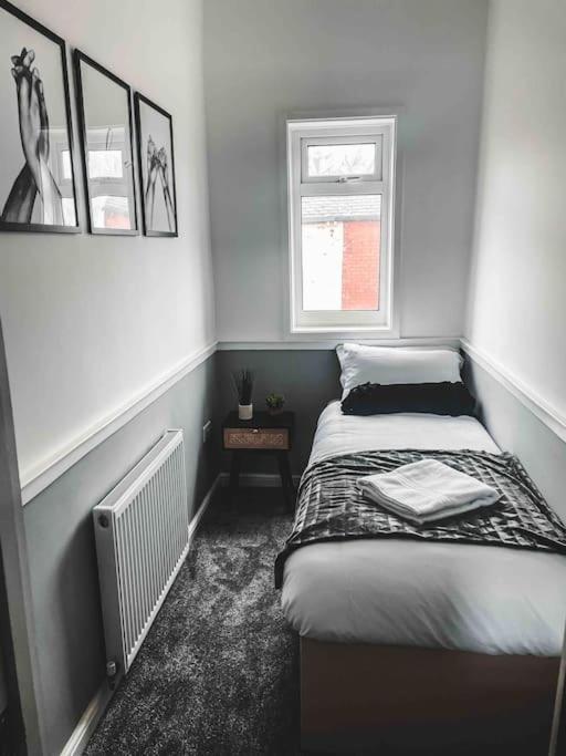 Comfortable Home In Bolton Farnworth エクステリア 写真