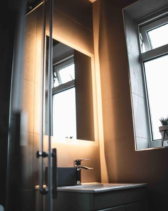 Comfortable Home In Bolton Farnworth エクステリア 写真