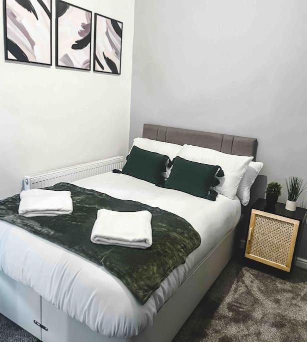 Comfortable Home In Bolton Farnworth エクステリア 写真